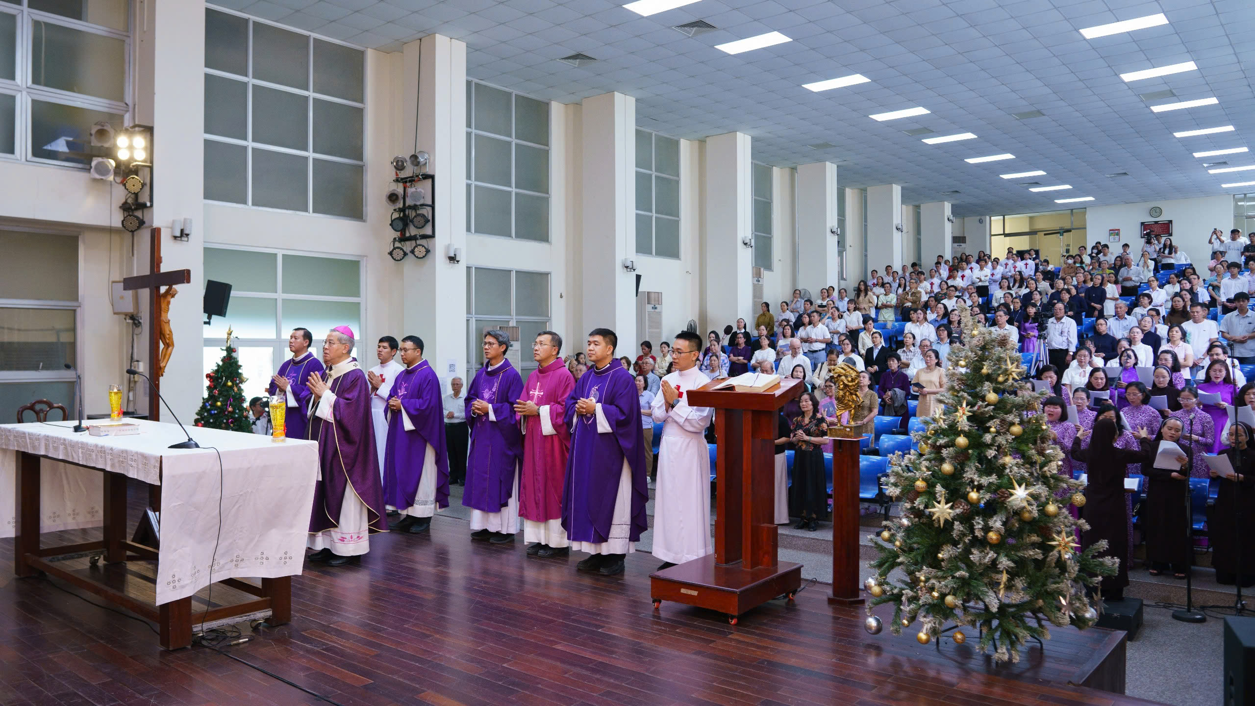 Ðến với người nghèo và người bệnh